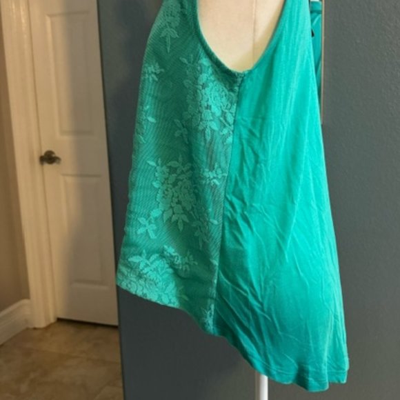 NWT Women's Top Sleeveless Button Up Lace Floral Overlay with High-low Hemline - Picture 2 of 9